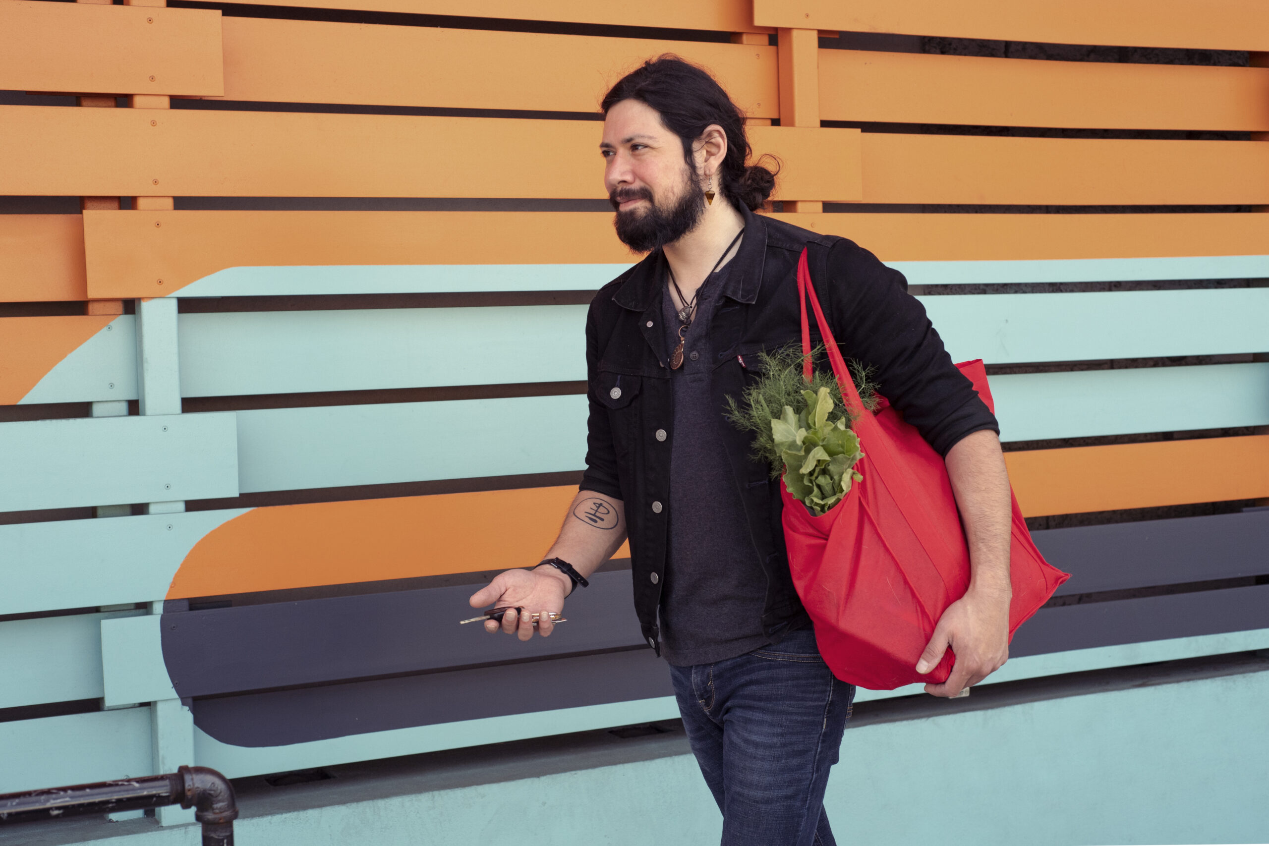 Llevar una bolsa de tela al hacer compras y evitar las bolsas de plástico puede ayudar mucho al planeta. Foto: Freepik.