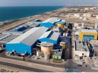 Vista aérea de una planta desalinizadora en la costa israelí, representando la innovación tecnológica en la obtención de agua potable.
