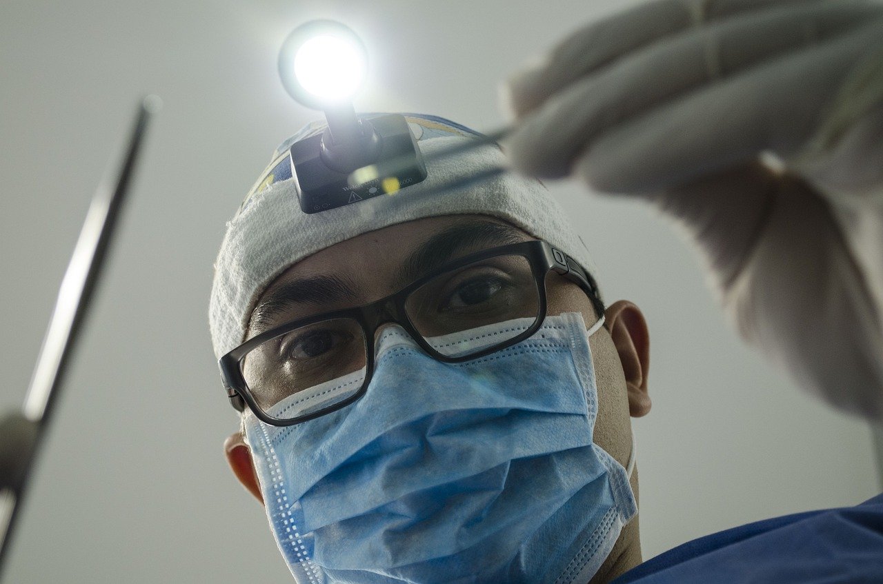 Un genetista analiza embriones para ser injertados en el útero de una mujer