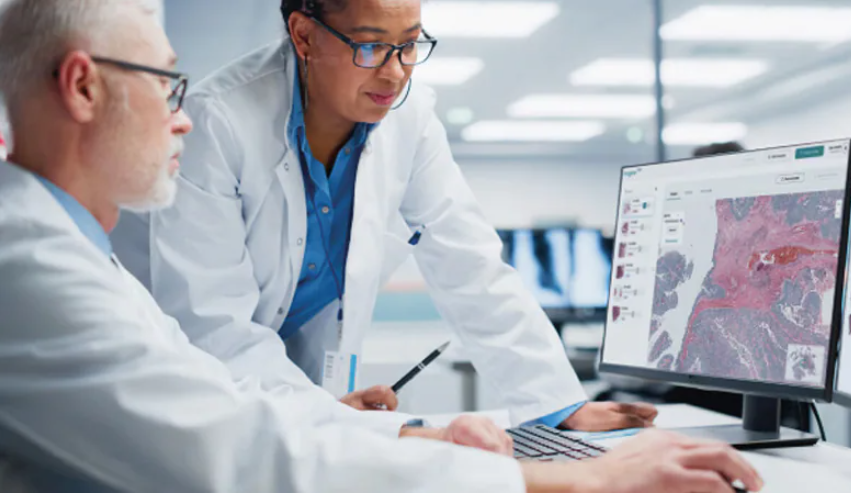 Doctores analizan imágenes oncológicas utilizando inteligencia artificial